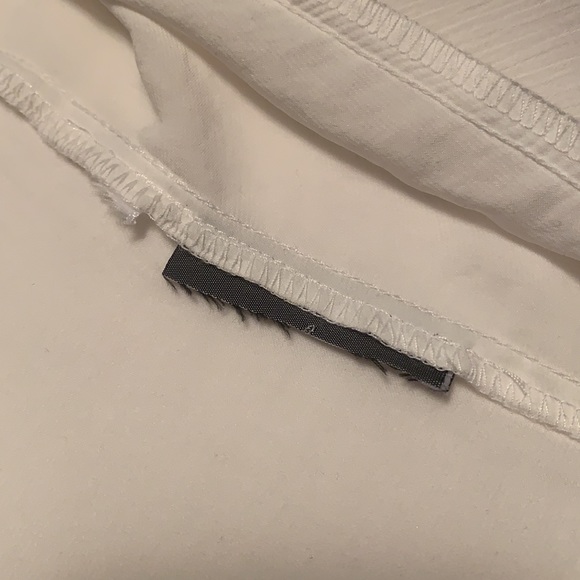 🎉HOST PICK🎉 Vera Wang sleeveless blouse - Picture 8 of 8